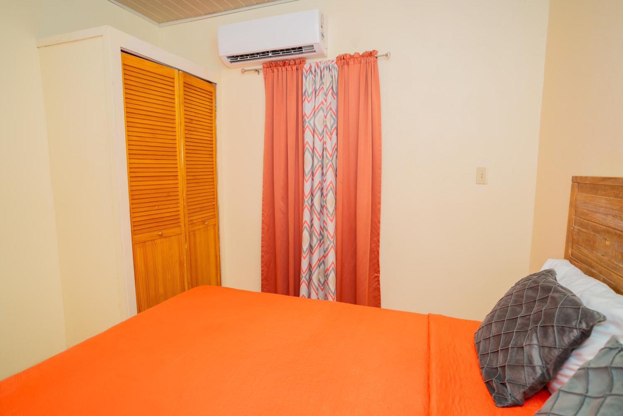 Connie'S Comfort Suites 세인트존스 외부 사진