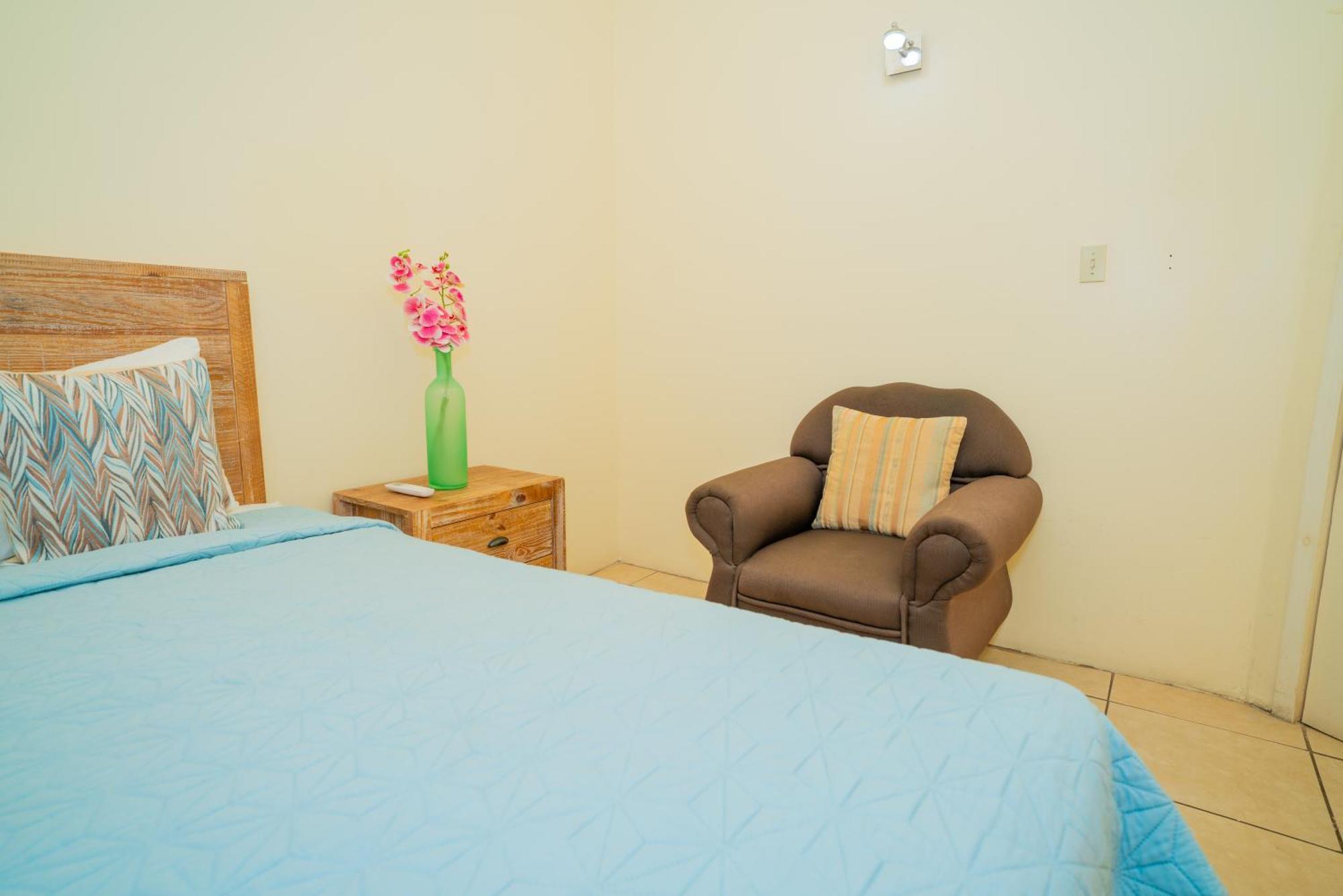 Connie'S Comfort Suites 세인트존스 외부 사진