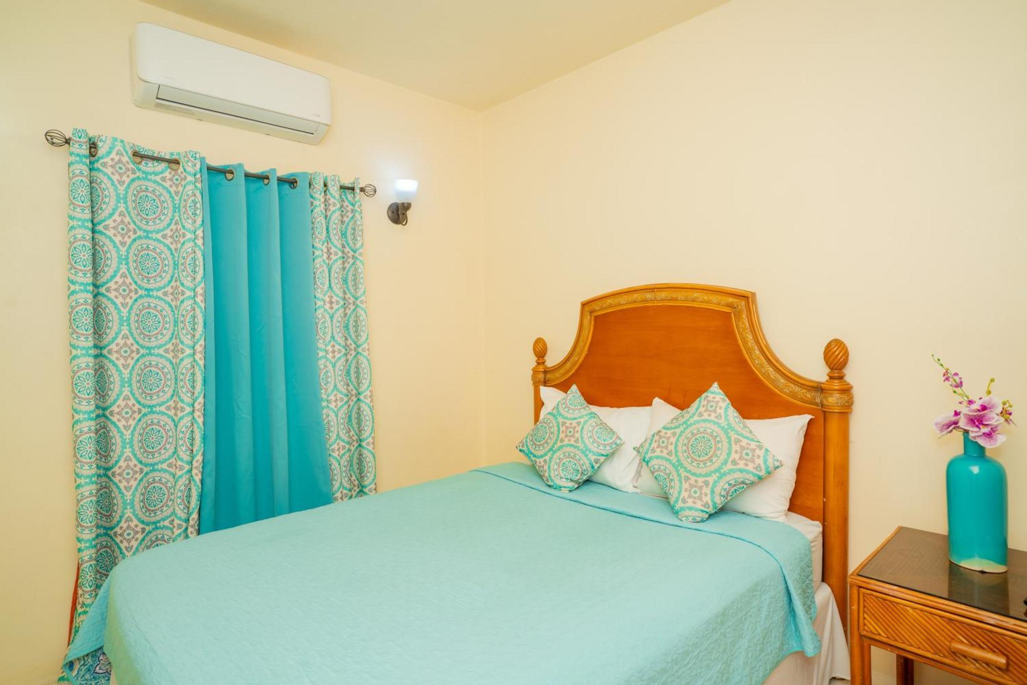 Connie'S Comfort Suites 세인트존스 외부 사진