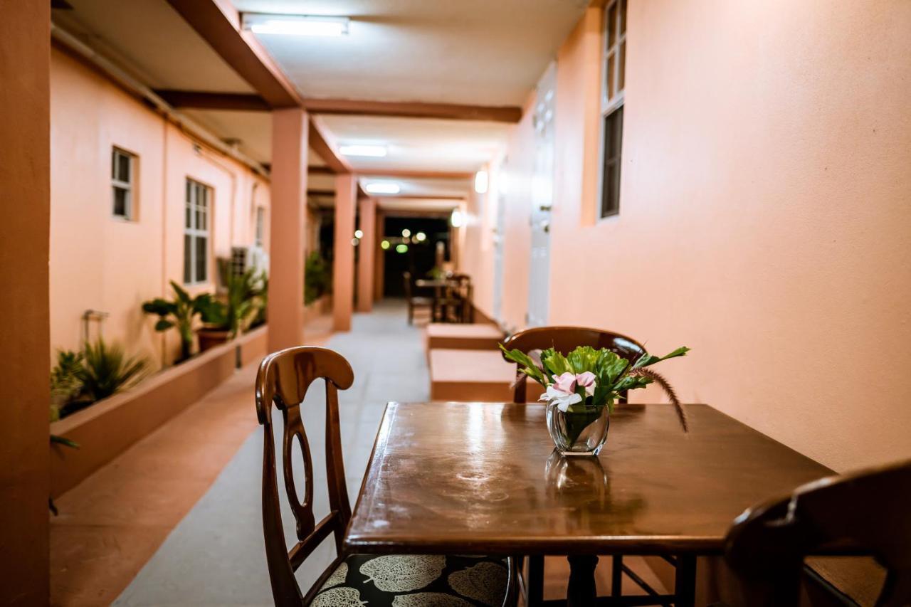 Connie'S Comfort Suites 세인트존스 외부 사진